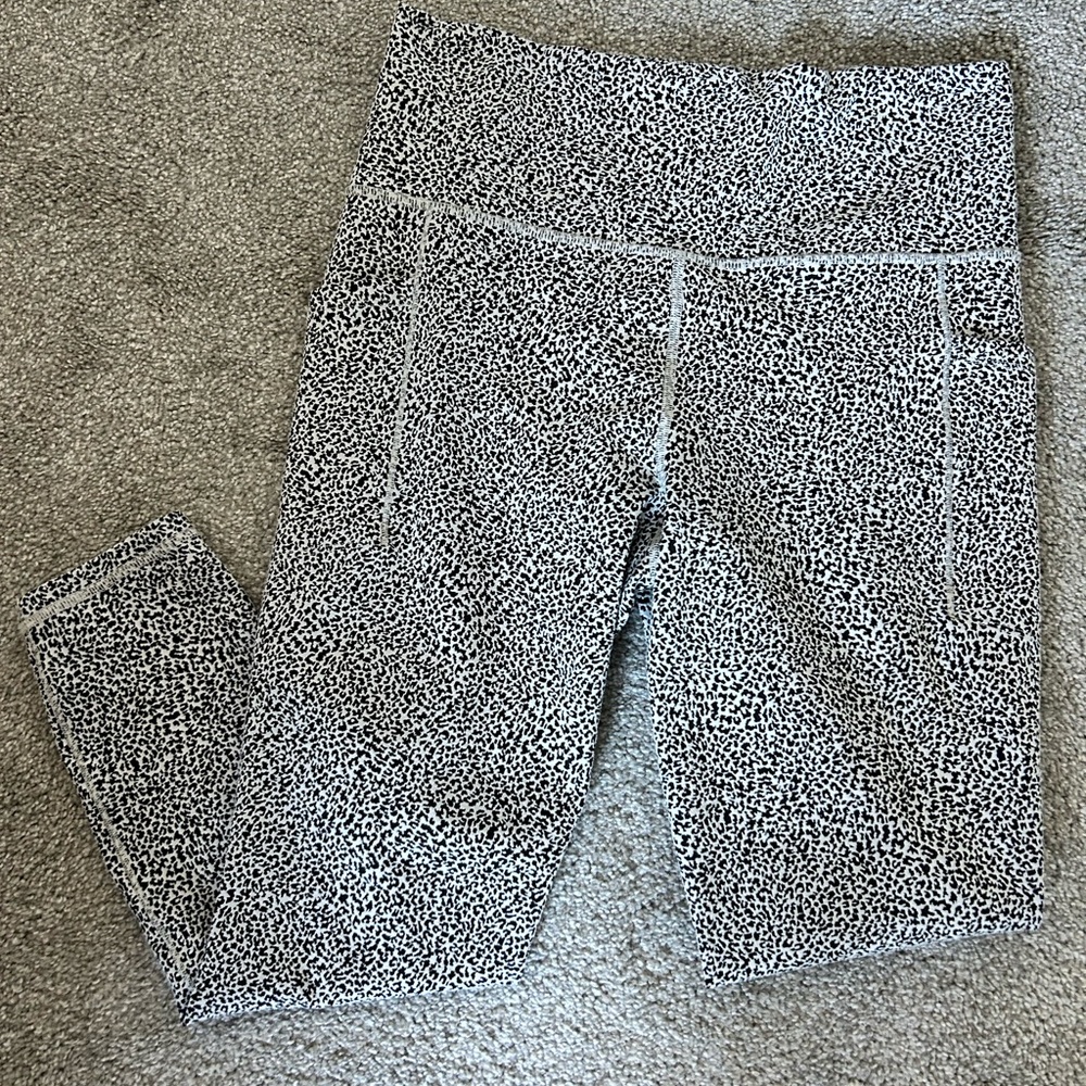 Athleta High-Rise 7/8 black and White Patterned Leggings
